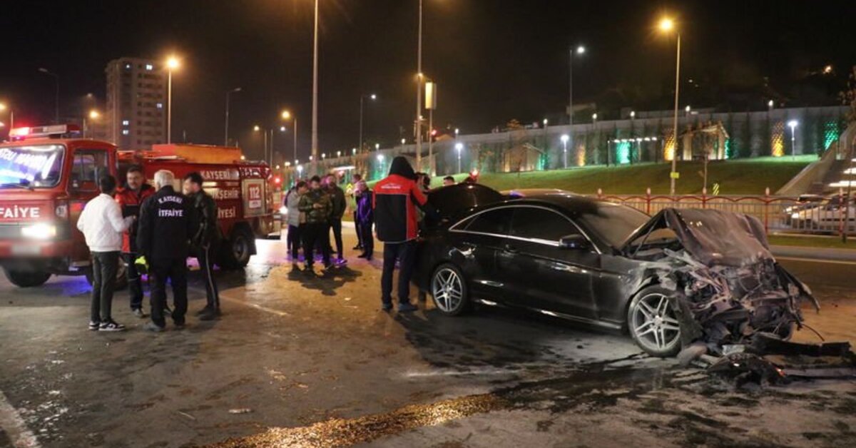 Kayseri’de 3 araca çarpan otomobil alev aldı: 4 yaralı