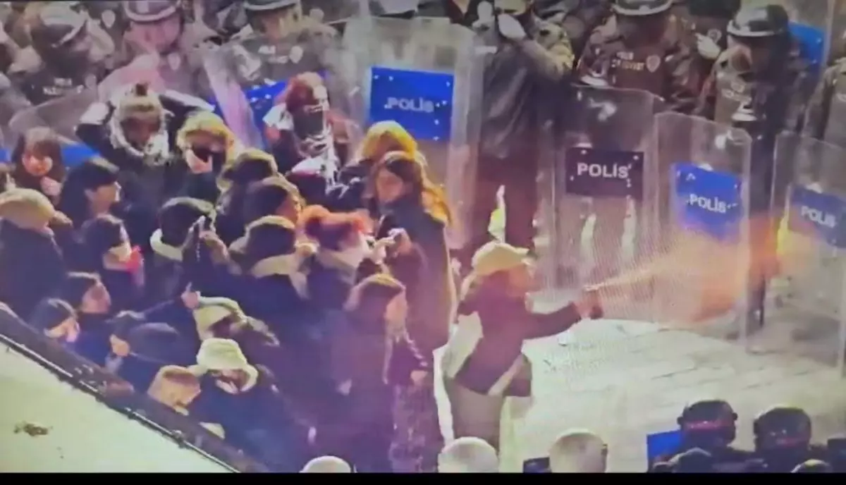 Kadına Yönelik Şiddete Karşı Mücadele Gününde Polis ve Eylemciler Arasında Gerginlik