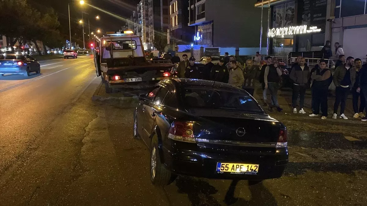 Otomobil Otobüs Durağına Çarptı: 3 Öğrenci Yaralı