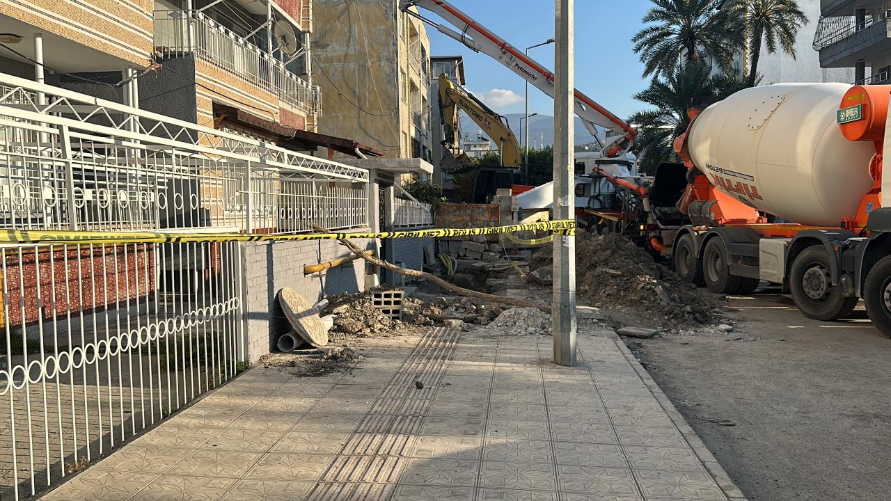 Hatay’da 16 daireli bina boşaltıldı