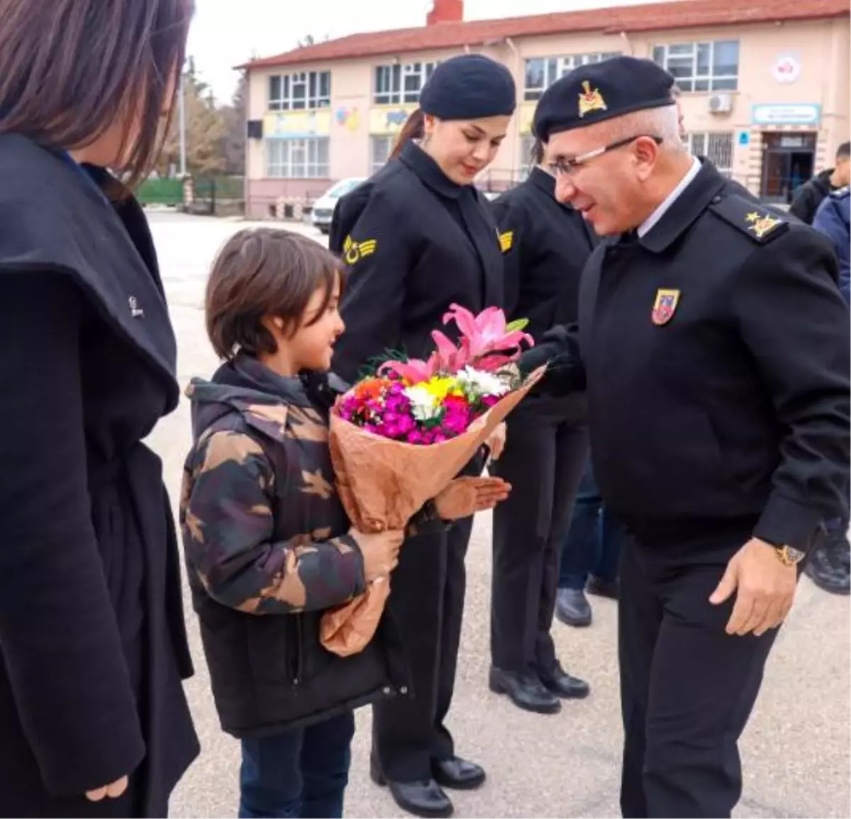 Jandarma’dan Öğrenciye Bayram Ziyareti