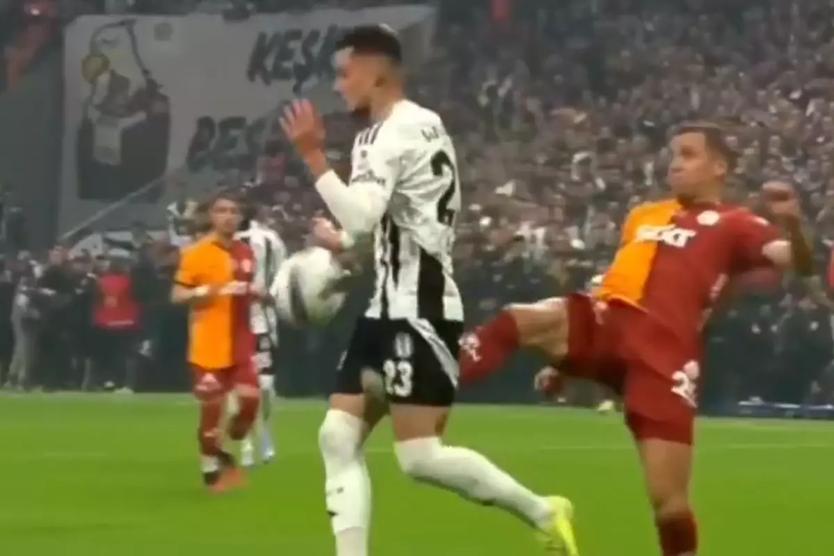 Derbiye damga vuran an! VAR uyardı, Galatasaray 10 kişi kaldı